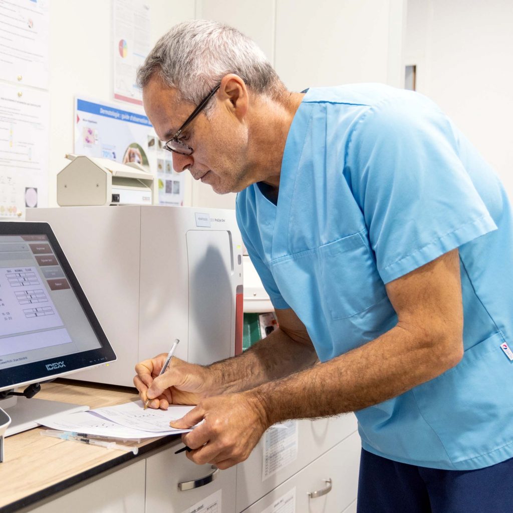 Analyse laboratoire clinique vétérinaire des Collines