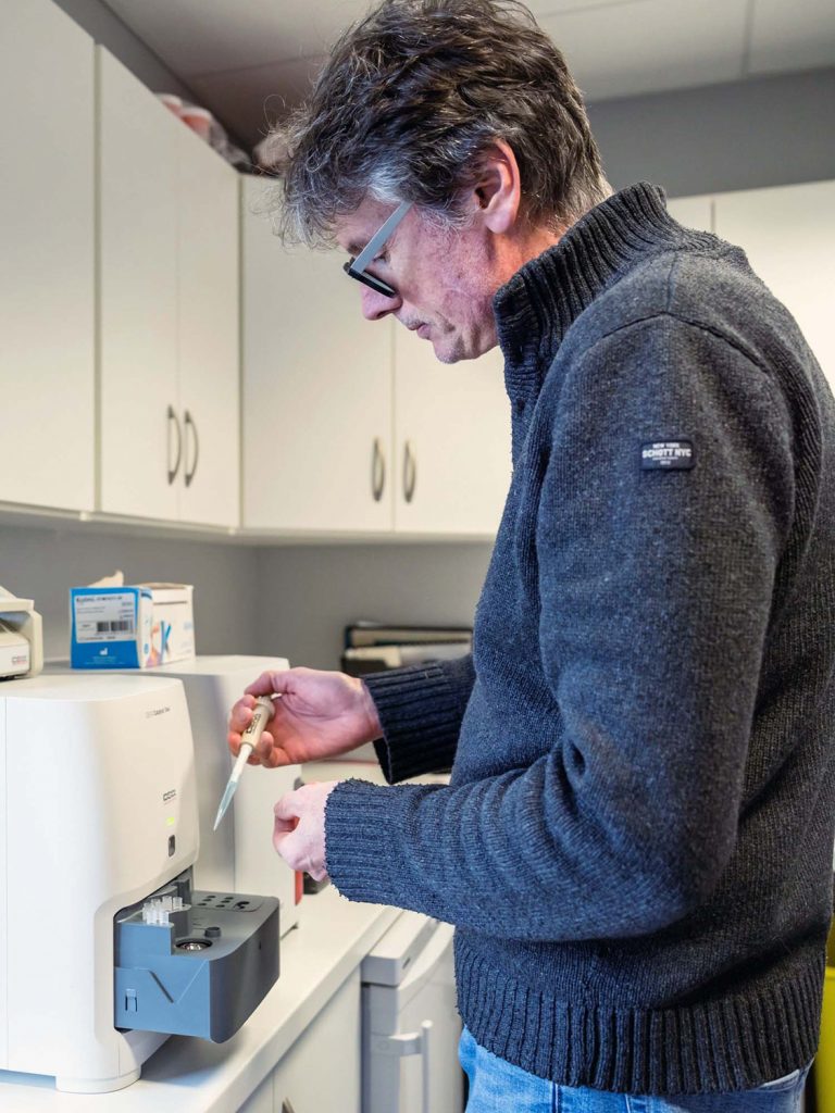 Analyse en laboratoire, clinique vétérinaire de Le Mené